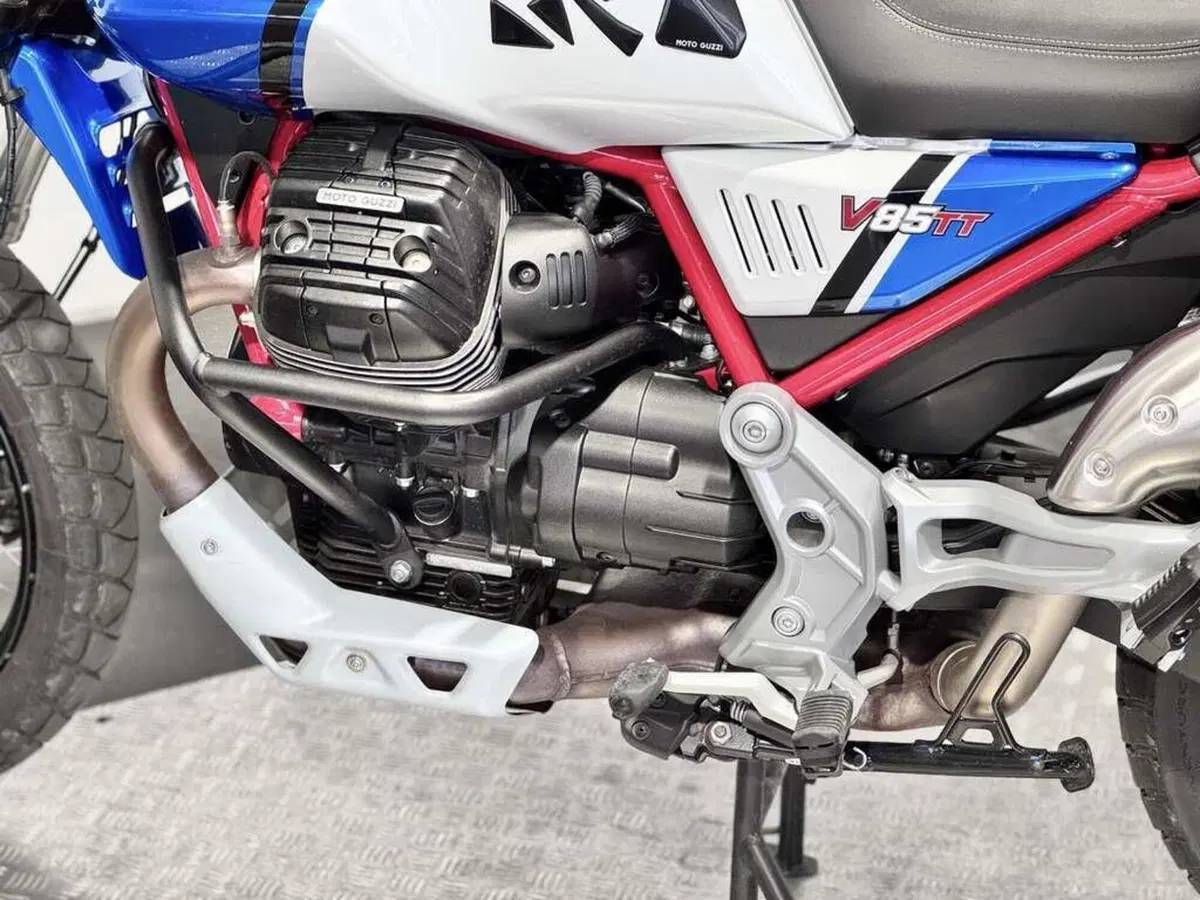 Moto Guzzi V85 TT Evocative Graphics (2021 - 23) (6)