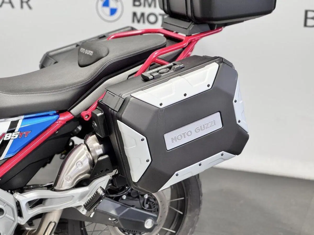 Moto Guzzi V85 TT Evocative Graphics (2021 - 23) (3)