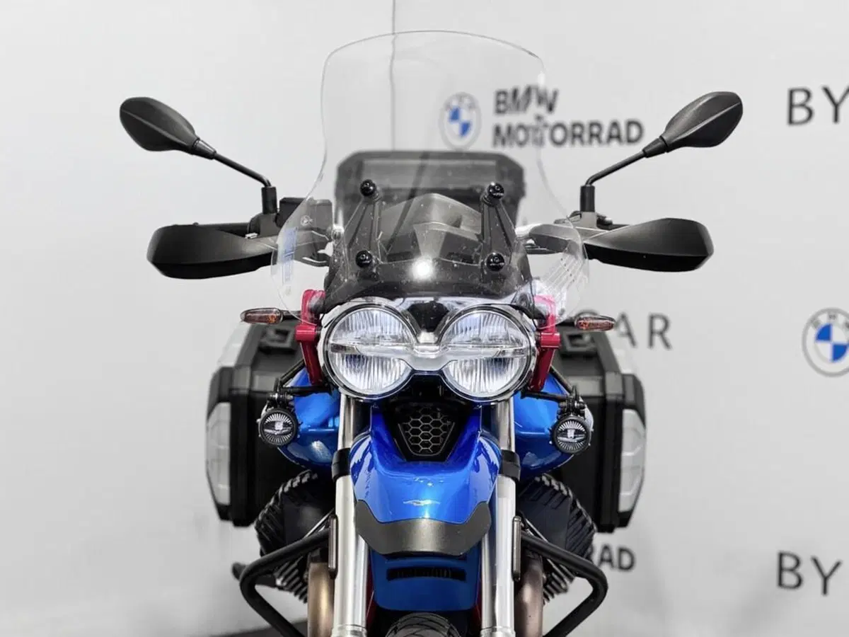 Moto Guzzi V85 TT Evocative Graphics (2021 - 23) (9)
