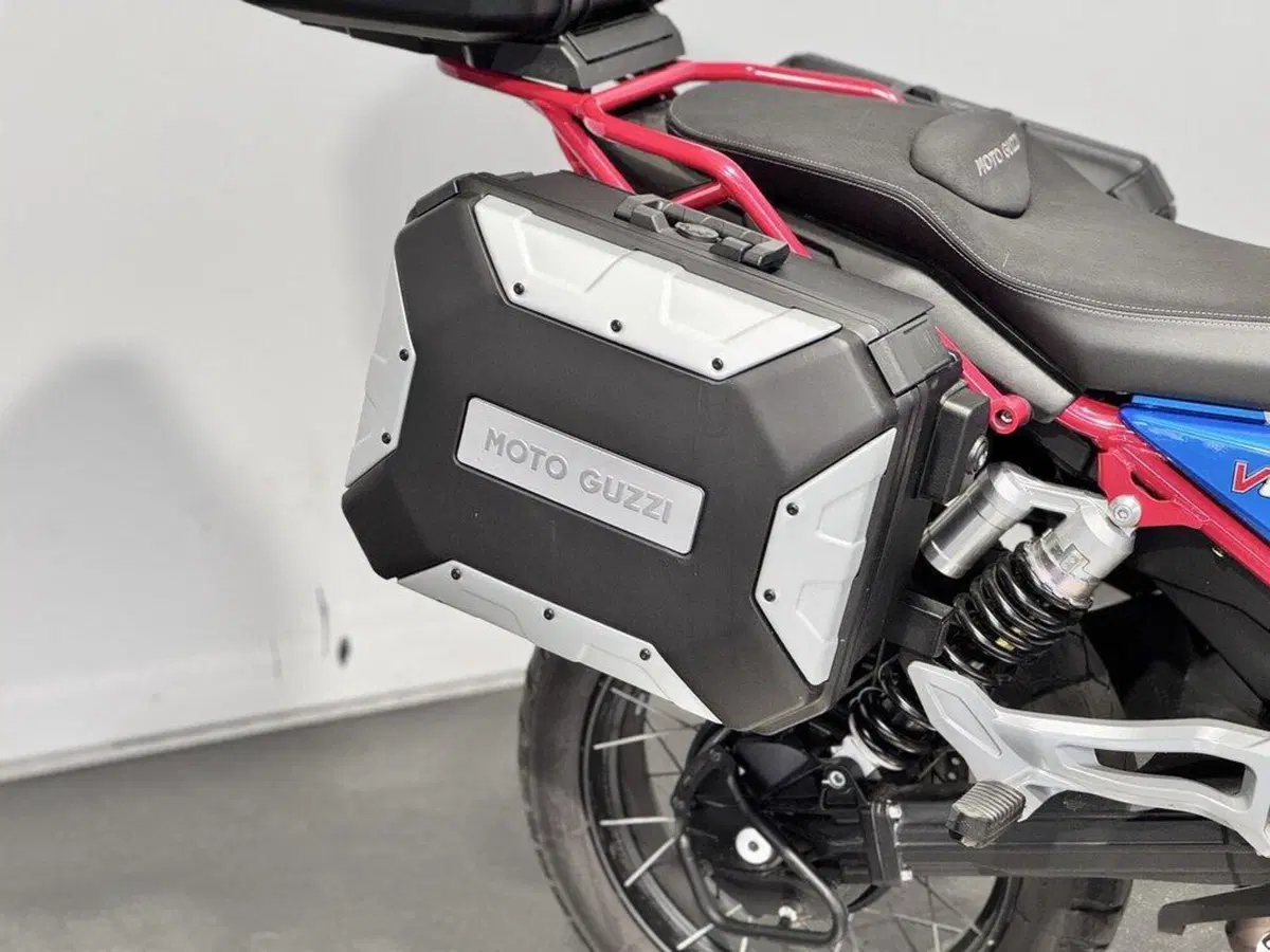 Moto Guzzi V85 TT Evocative Graphics (2021 - 23) (15)