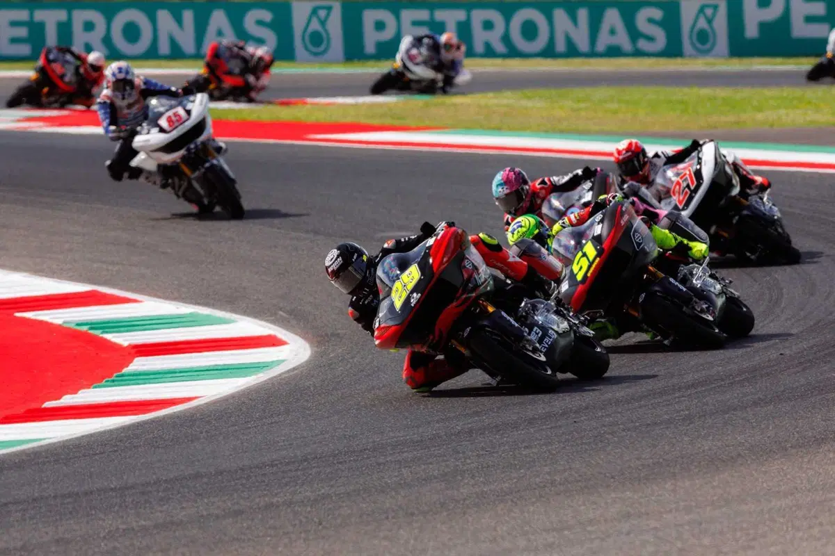 La prima europea della H-D Bagger World Cup. Gutierrez e Iannone. È il delirio [VIDEO] (14)