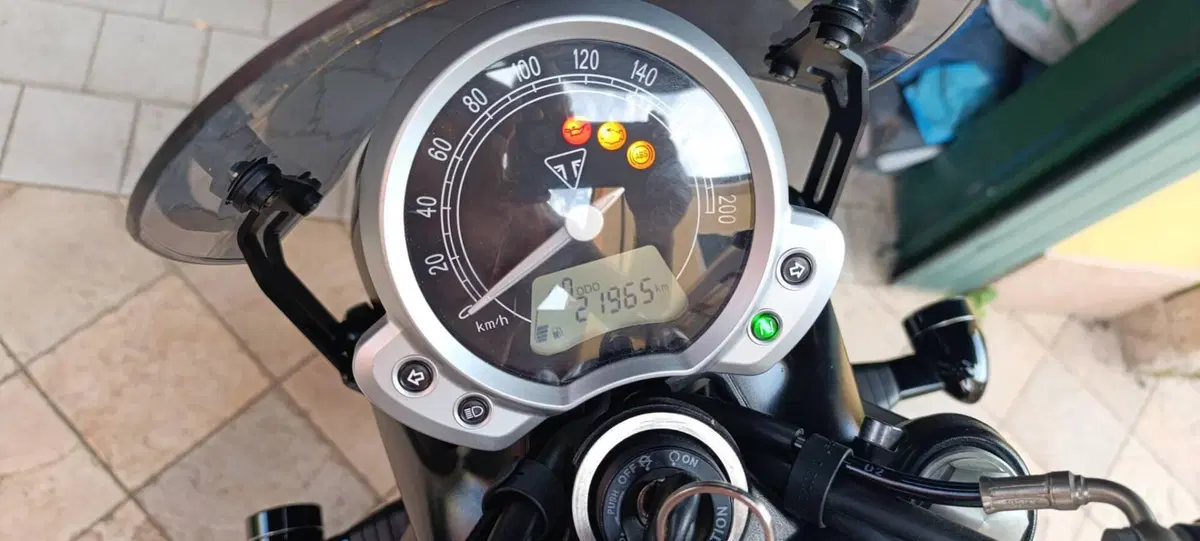 Triumph Street Twin 900 (2016) (5)