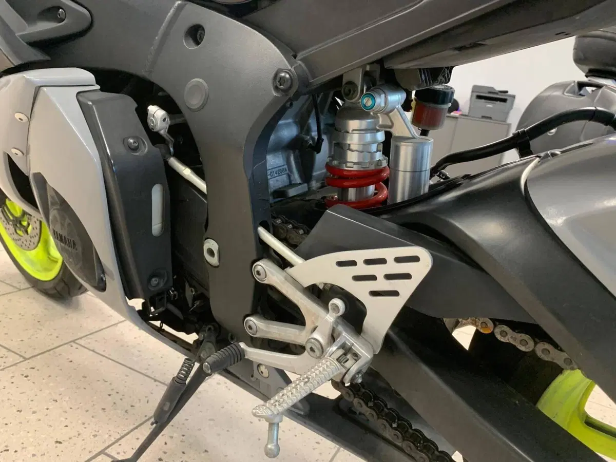 Yamaha YZF R6 (2003 - 04) (8)