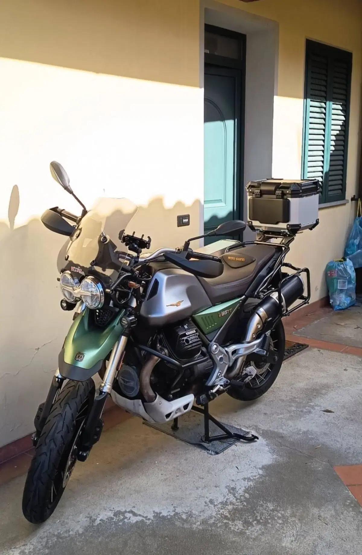 Moto Guzzi V85 TT Centenario (2021 - 22)