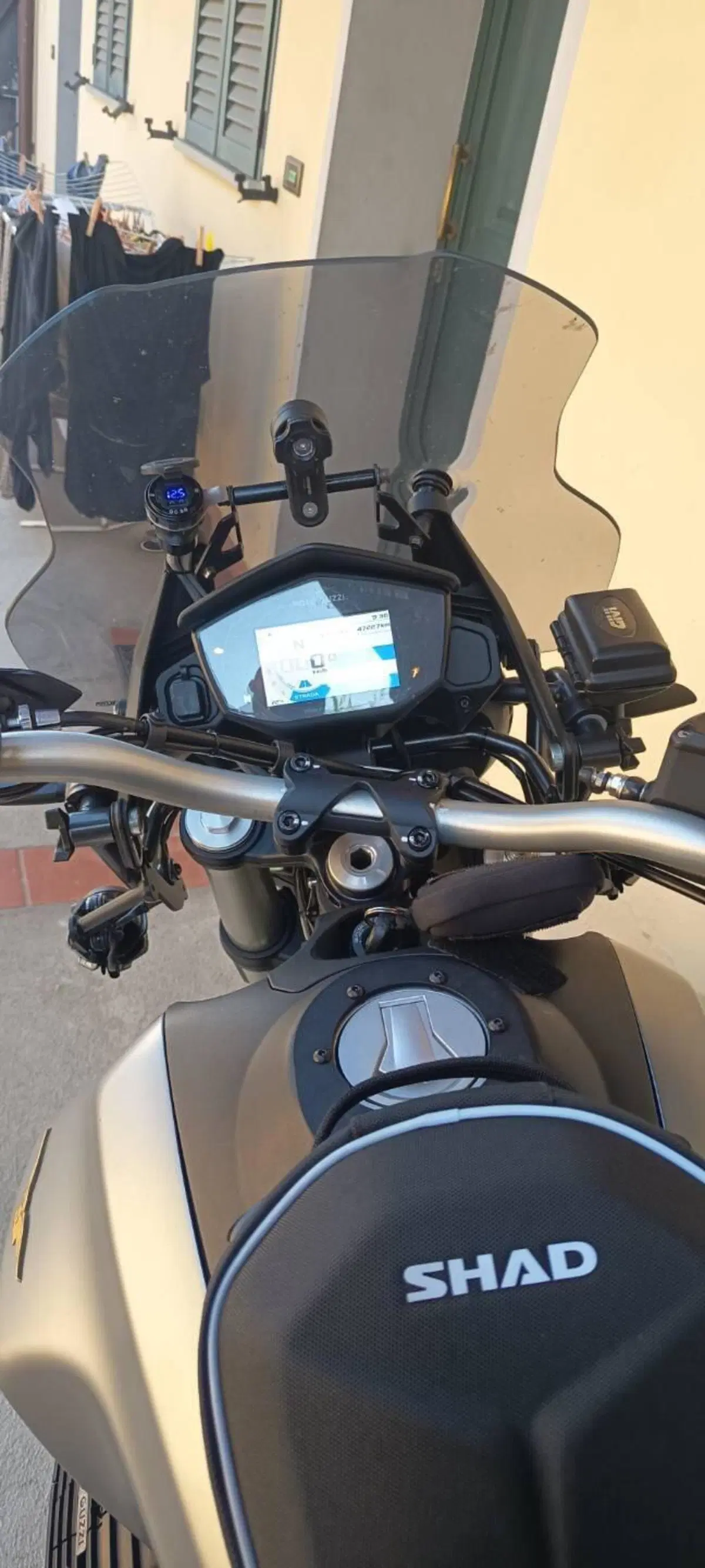 Moto Guzzi V85 TT Centenario (2021 - 22) (2)