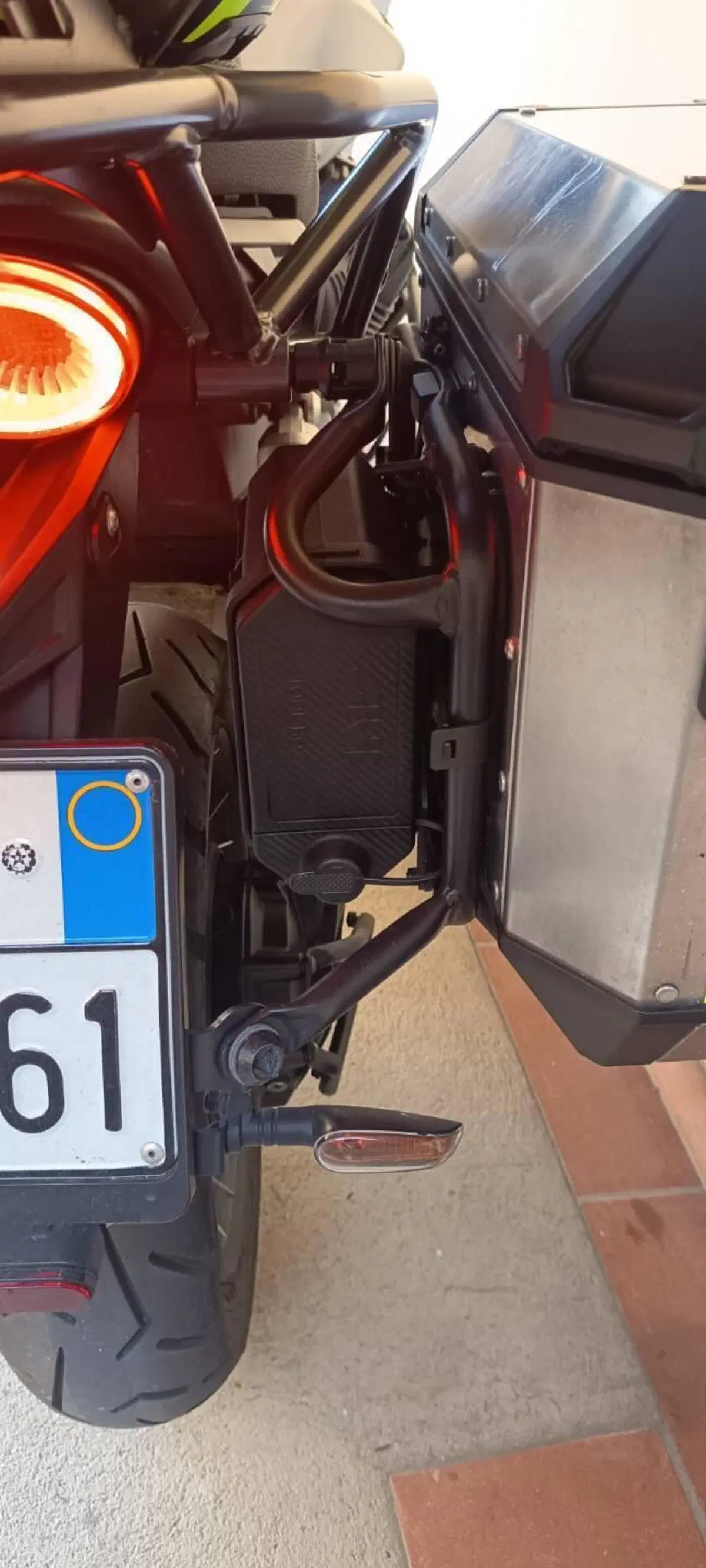 Moto Guzzi V85 TT Centenario (2021 - 22) (3)