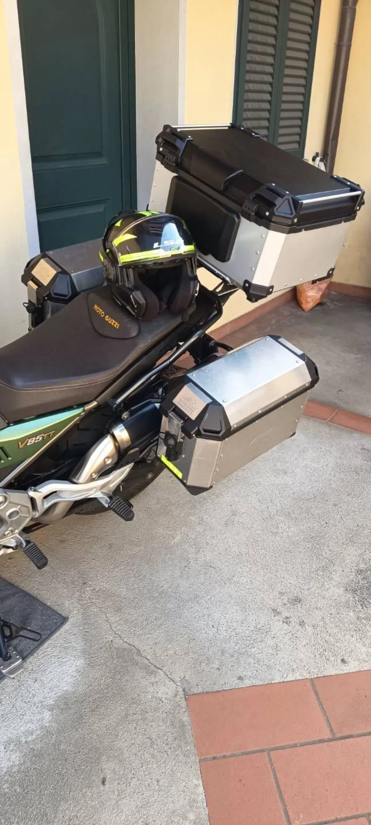 Moto Guzzi V85 TT Centenario (2021 - 22) (4)