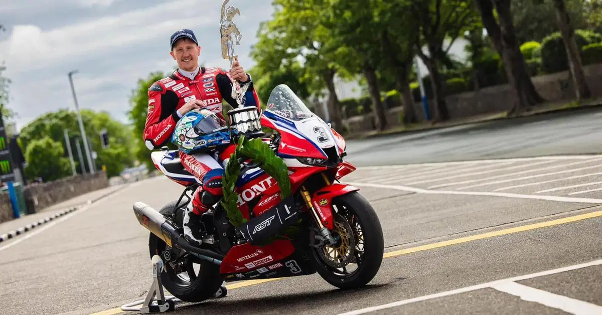 Tourist Trophy: Dean Harrison vince la Superbike! Dunlop terzo