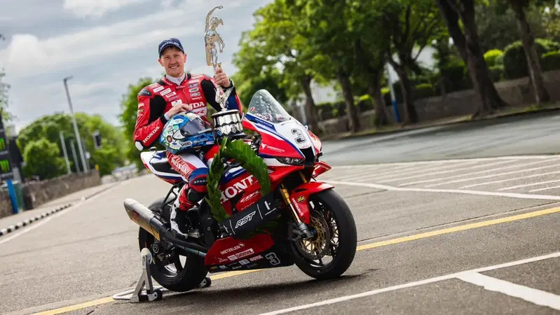 Tourist Trophy: Dean Harrison vince la Superbike! Dunlop terzo