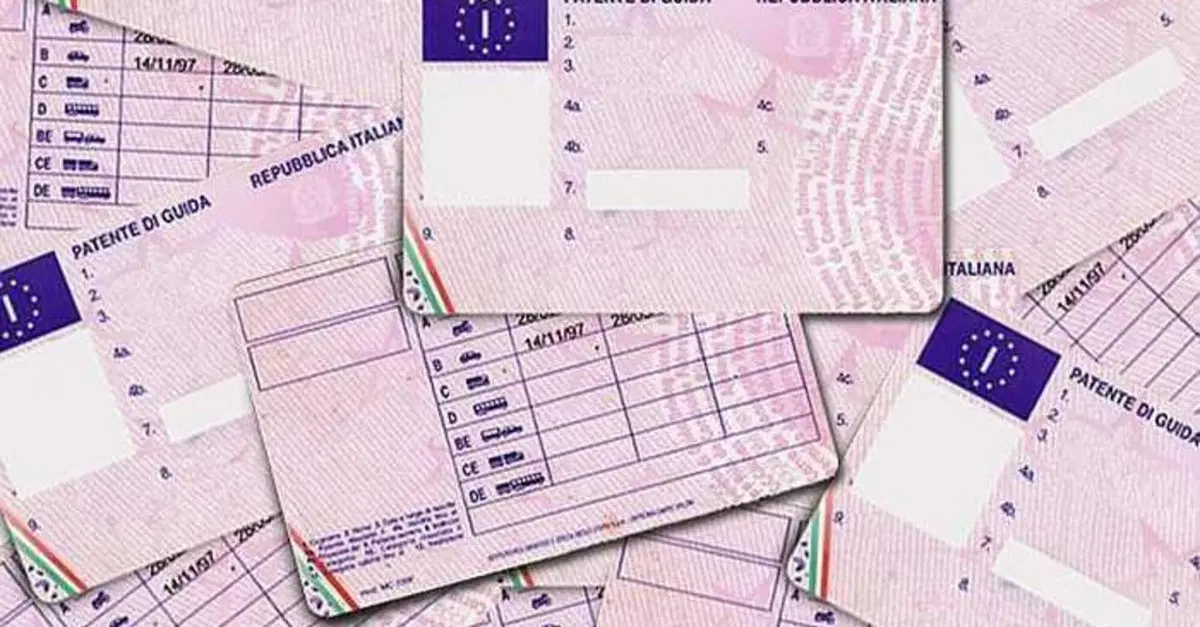 Patente accompagnata: guidare a 17 anni, come funziona e cosa cambia con la direttiva UE?