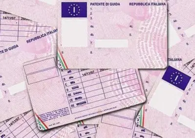 Patente accompagnata: guidare a 17 anni, come funziona e cosa cambia con la direttiva UE?