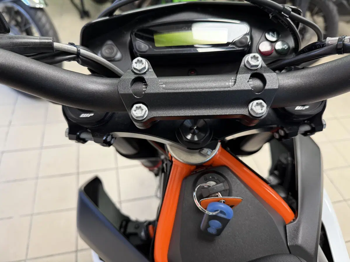 KTM 690 SMC R (2019 - 20) (6)