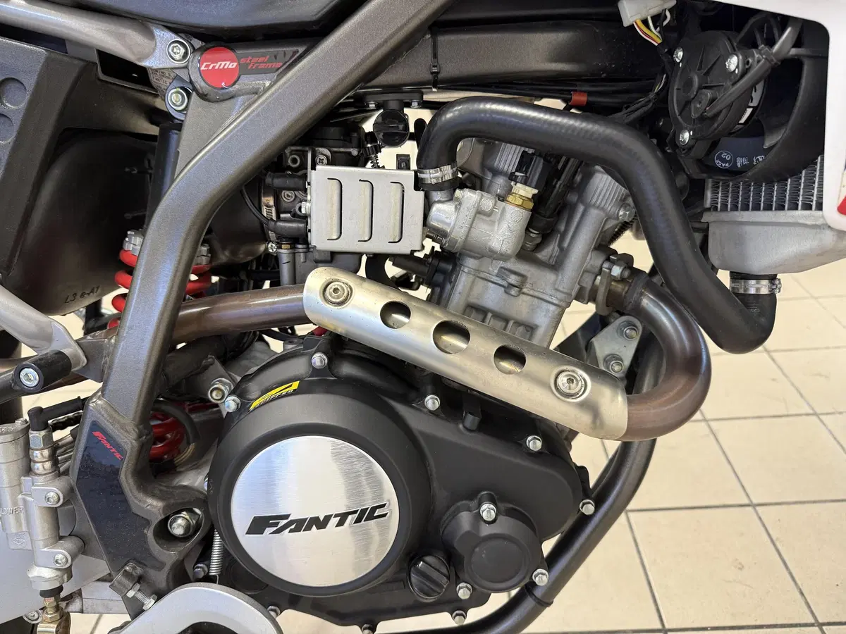 Fantic Motor Motard 125 Performance 4t (2020) (9)