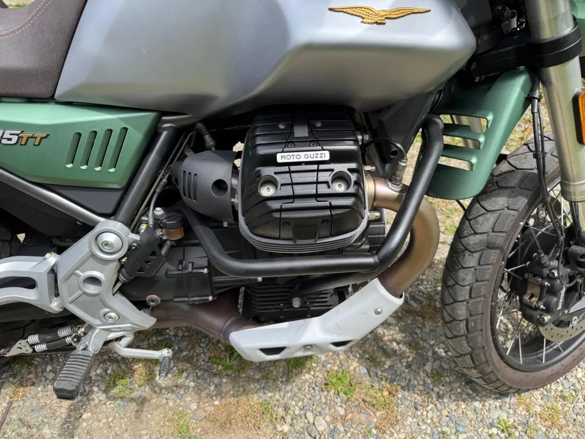 Moto Guzzi V85 TT Centenario (2021 - 22) (4)