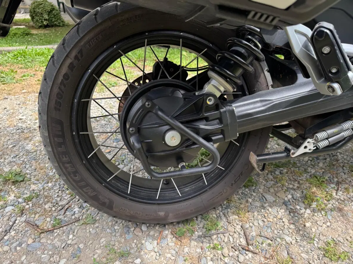 Moto Guzzi V85 TT Centenario (2021 - 22) (5)