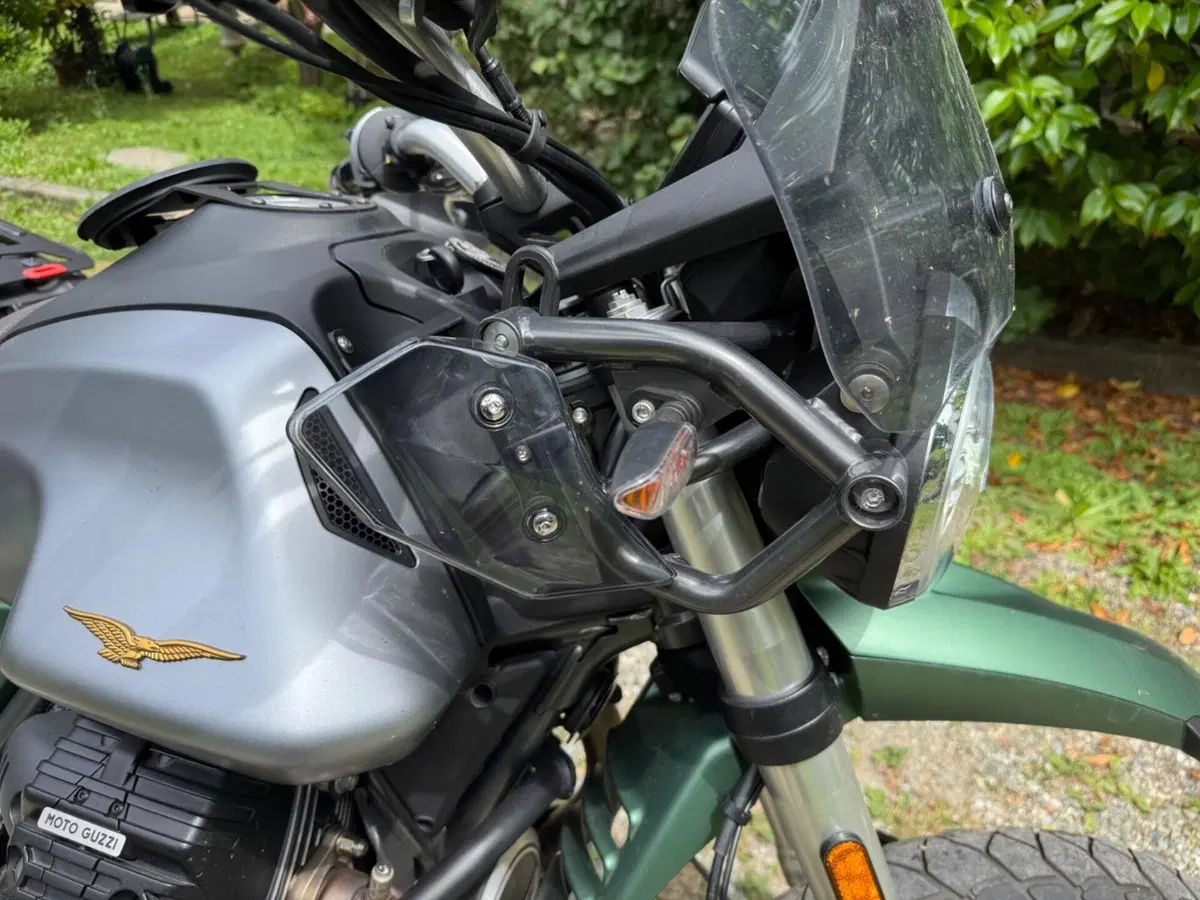 Moto Guzzi V85 TT Centenario (2021 - 22) (8)