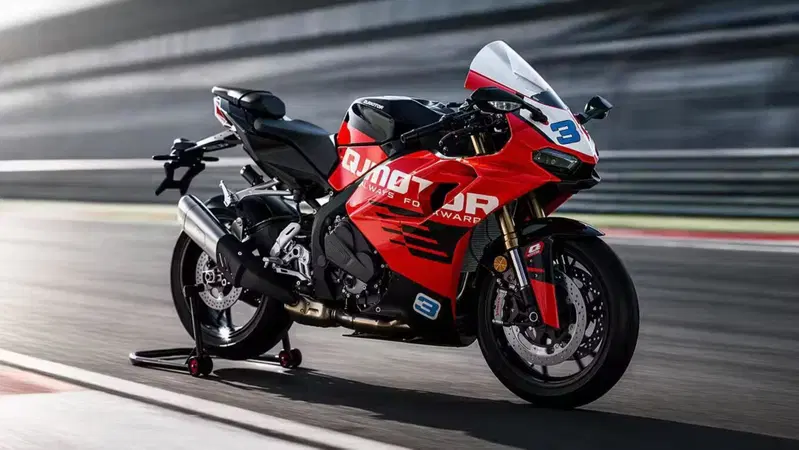 125 CV a meno di 11.000 euro: QJ sfida le sportive giapponesi con la SRK 800 RC