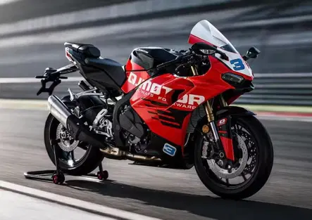 125 CV a meno di 11.000 euro: QJ sfida le sportive giapponesi con la SRK 800 RC