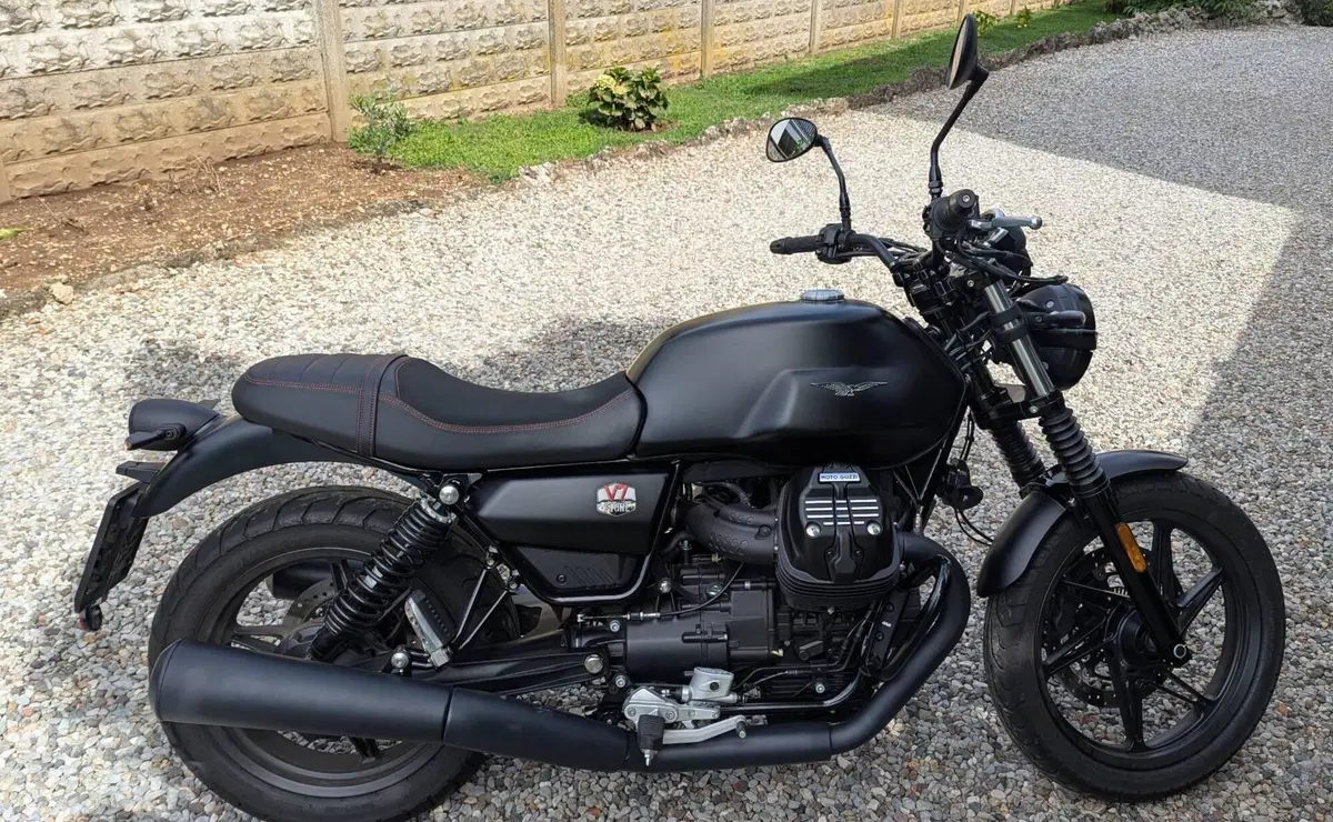 Moto Guzzi V7 Stone (2021 - 24) (2)