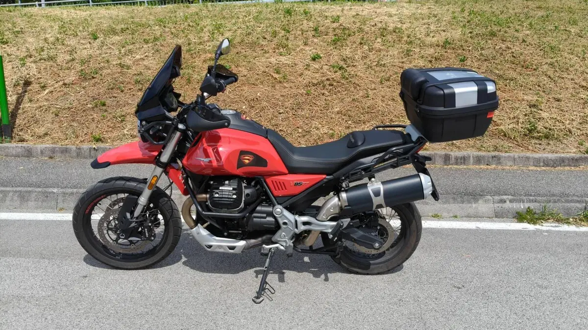 Moto Guzzi V85 TT Evocative Graphics (2019 - 20) (2)