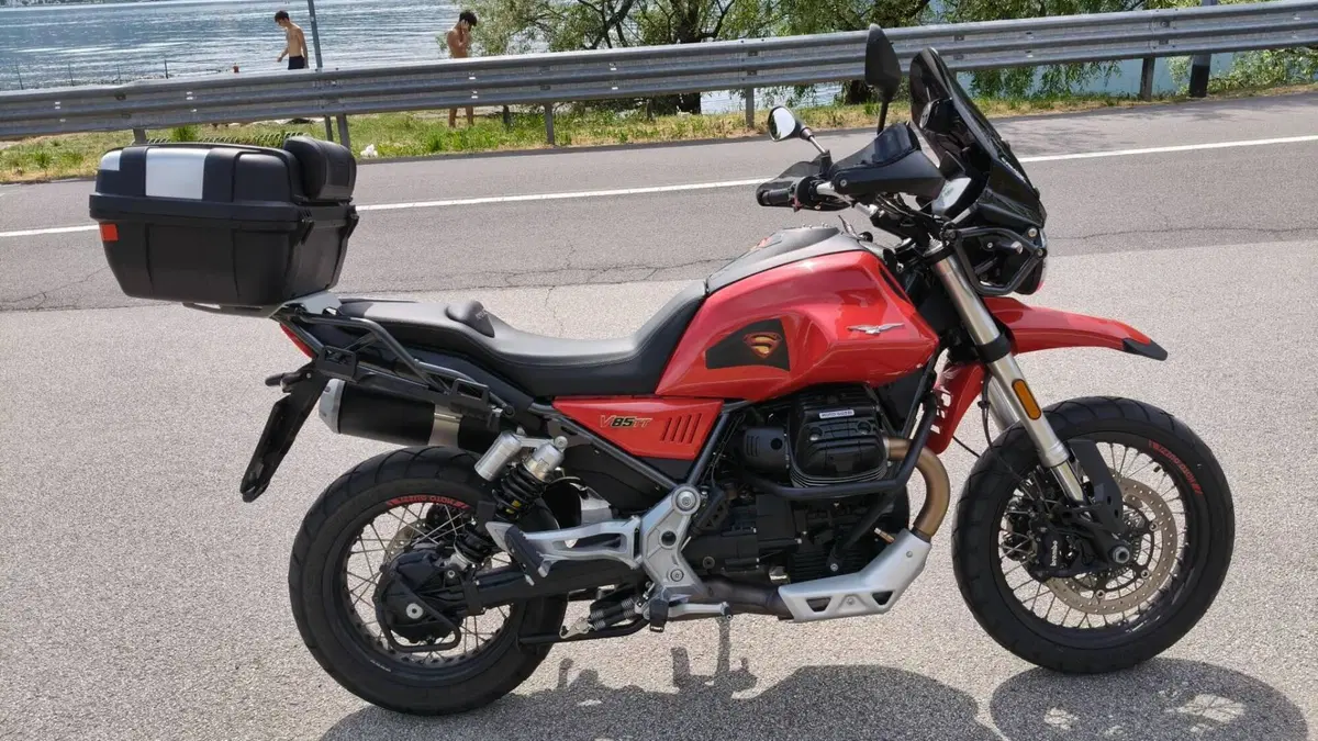 Moto Guzzi V85 TT Evocative Graphics (2019 - 20) (3)