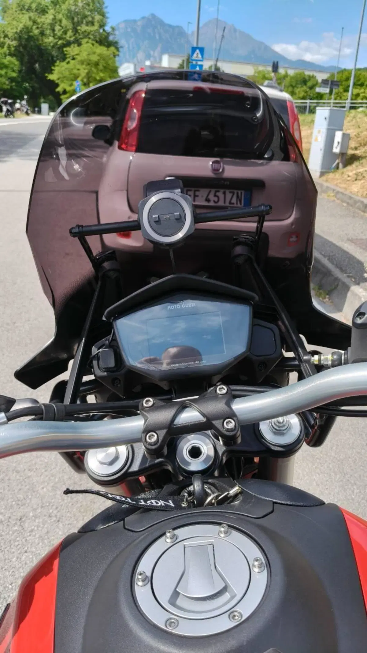 Moto Guzzi V85 TT Evocative Graphics (2019 - 20) (7)