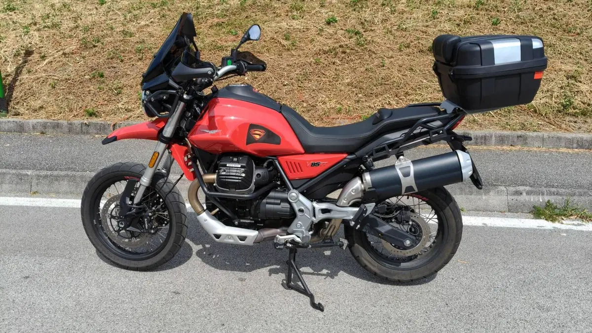Moto Guzzi V85 TT Evocative Graphics (2019 - 20) (15)