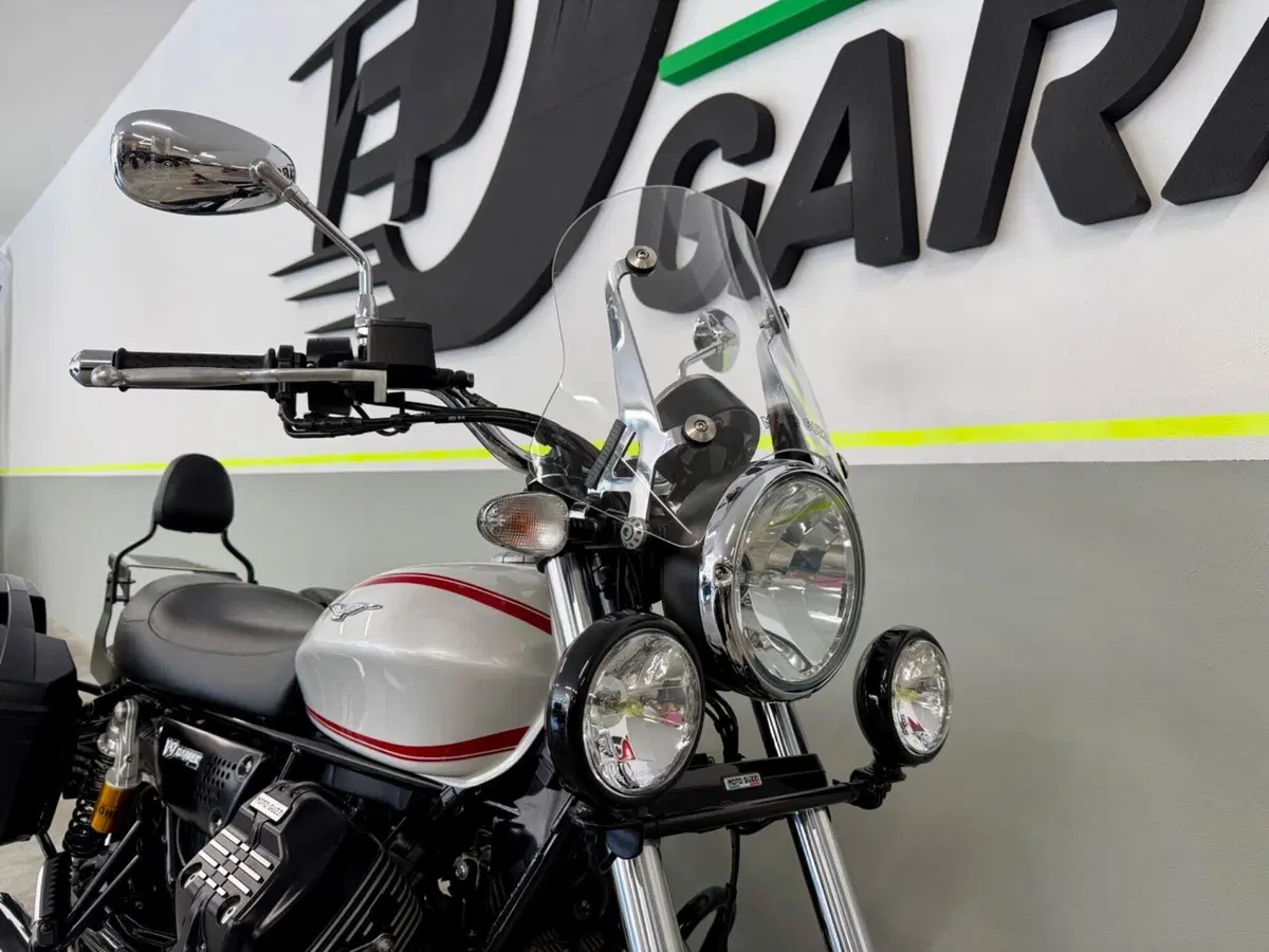 Moto Guzzi V9 Roamer (2016 - 18) (3)