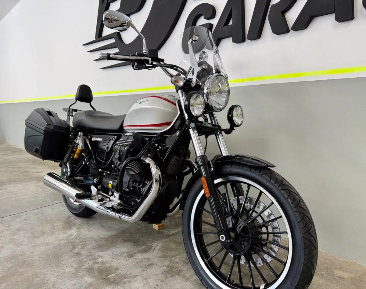 Moto Guzzi V9 Roamer (2016 - 18) (4)