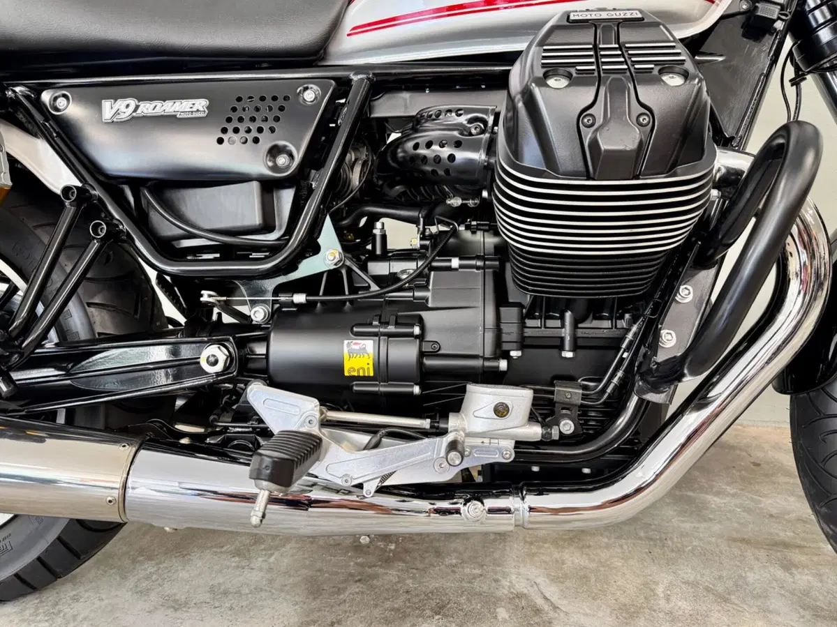 Moto Guzzi V9 Roamer (2016 - 18) (6)