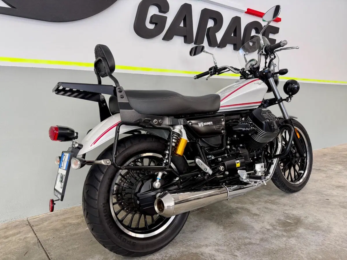 Moto Guzzi V9 Roamer (2016 - 18) (7)