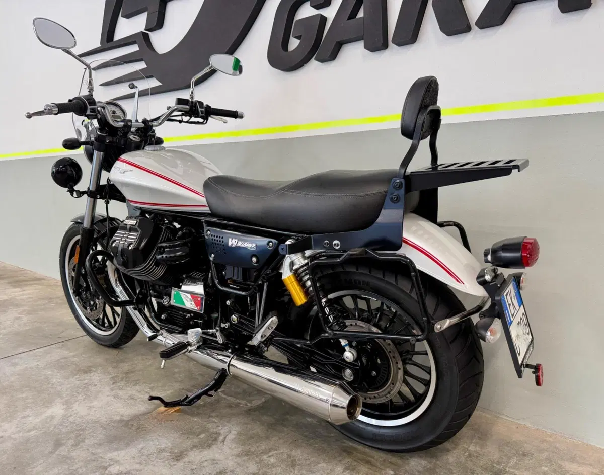 Moto Guzzi V9 Roamer (2016 - 18) (14)