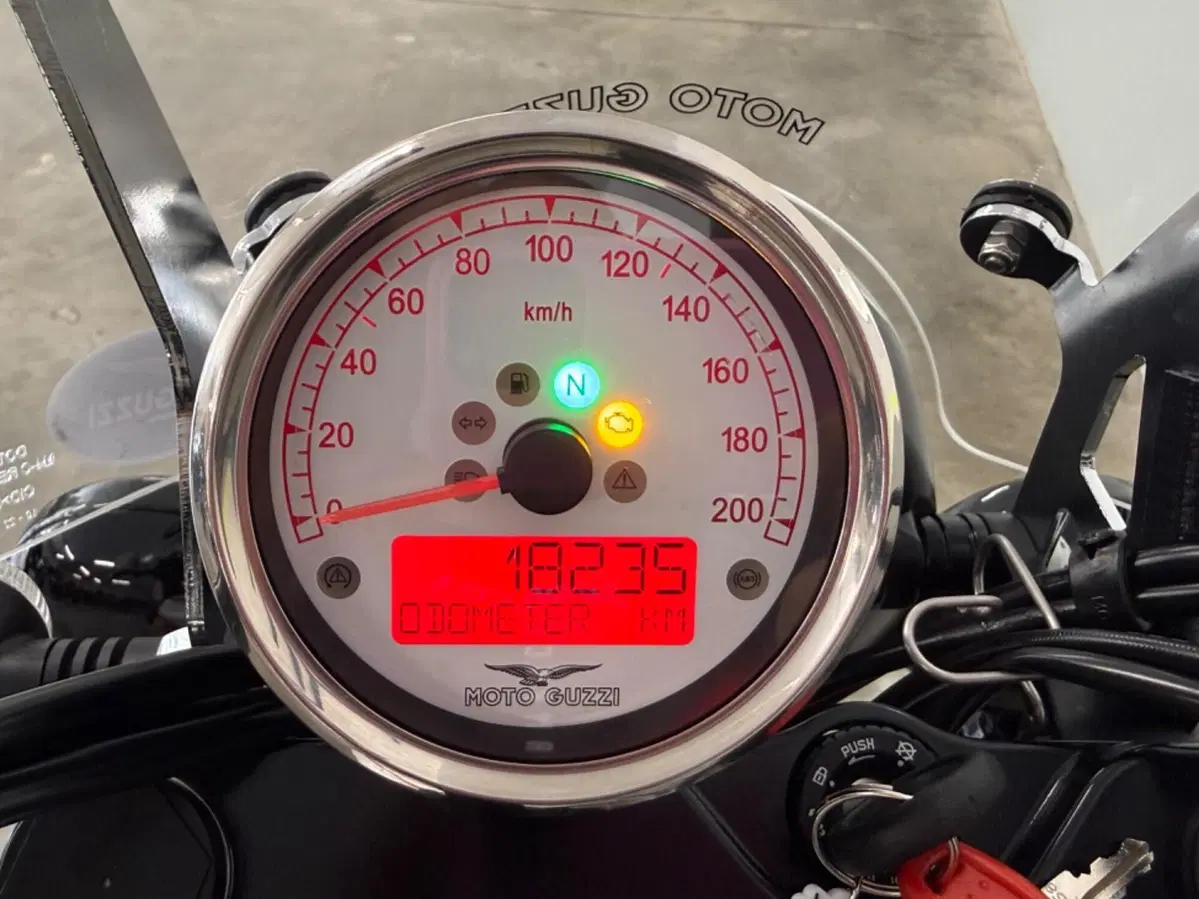 Moto Guzzi V9 Roamer (2016 - 18) (15)