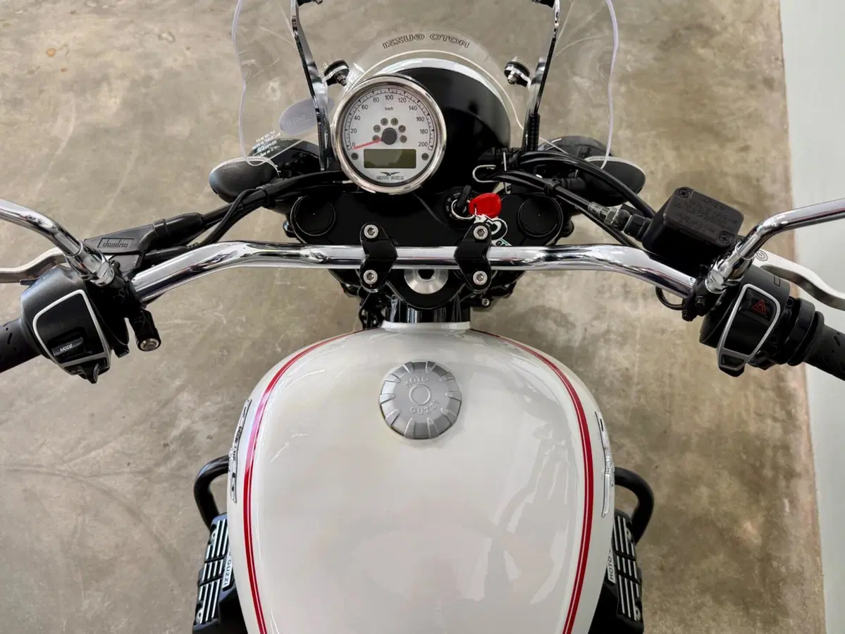Moto Guzzi V9 Roamer (2016 - 18) (16)