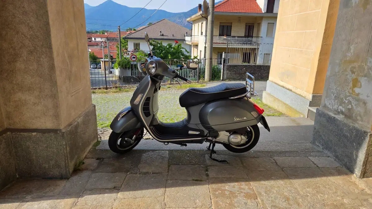 Vespa GTS 300 (2010 - 14) (2)
