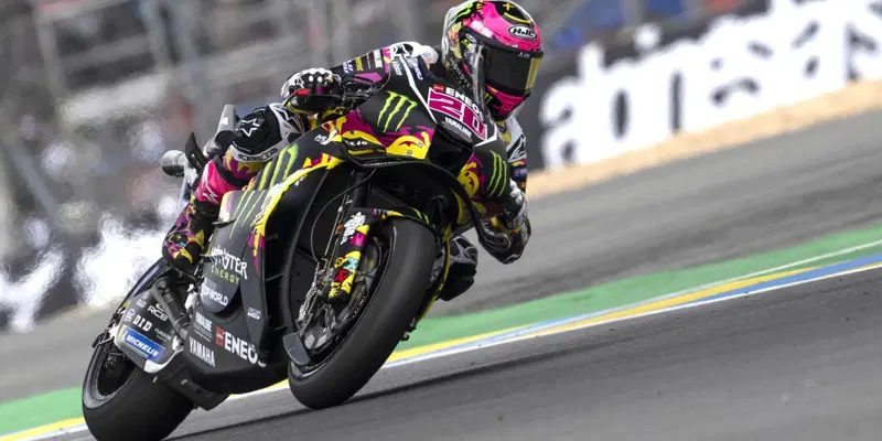 Quartararo durante il GP di Francia 2026 con livrea e casco speciali
