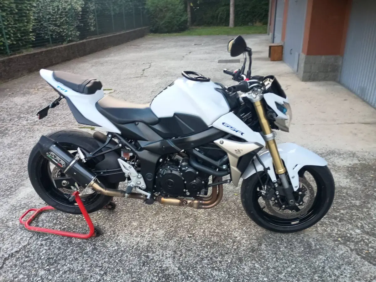 Suzuki GSR 750 (2010 - 15) (2)
