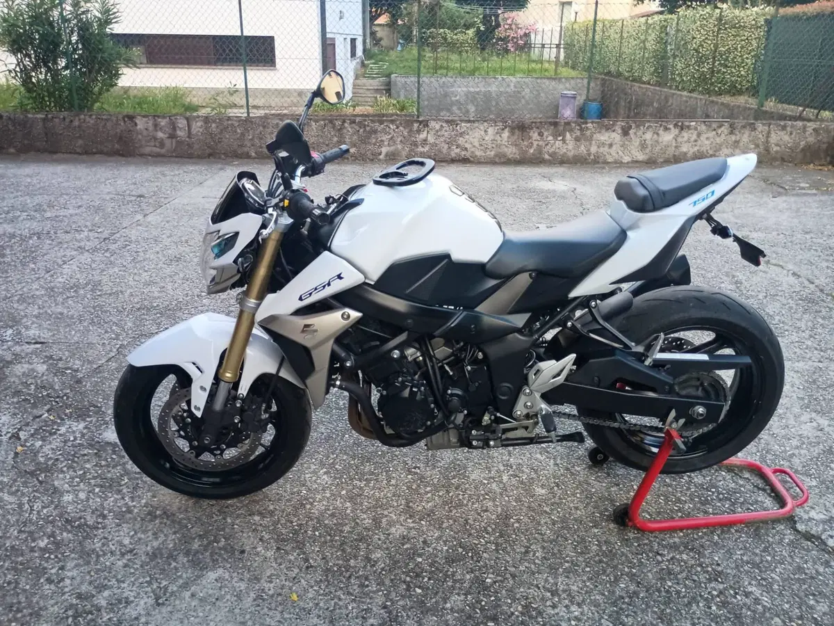 Suzuki GSR 750 (2010 - 15) (3)