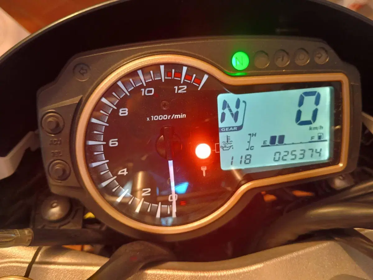 Suzuki GSR 750 (2010 - 15) (4)
