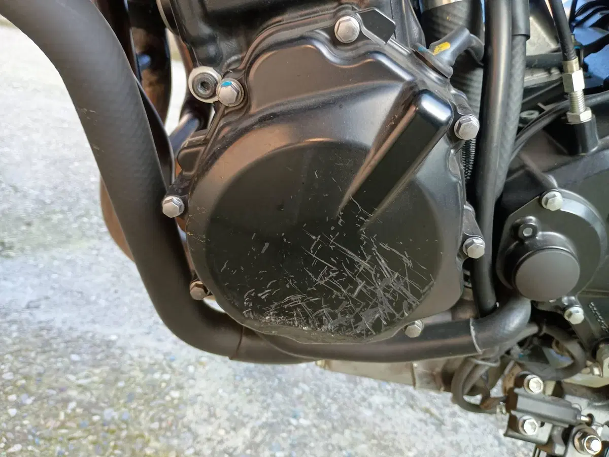 Suzuki GSR 750 (2010 - 15) (5)