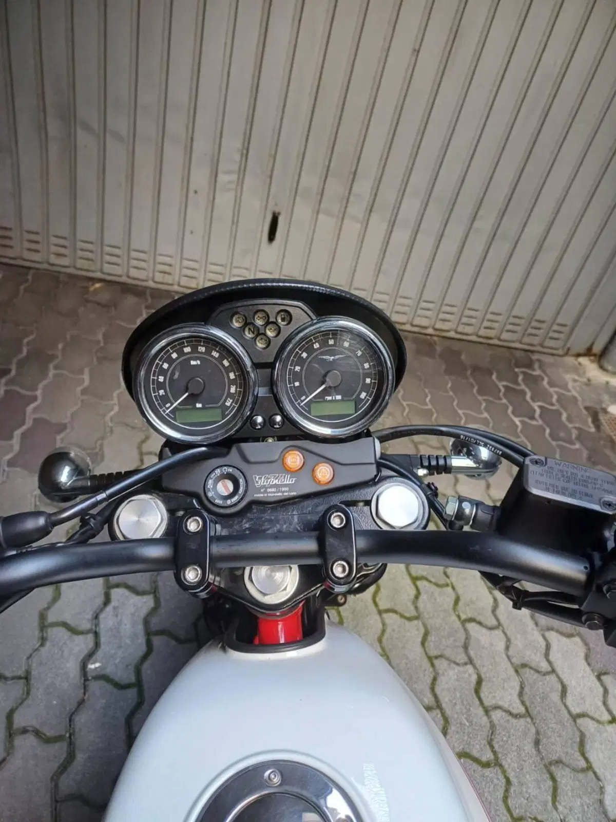 Moto Guzzi V7 II Stornello (2017 - 18) (3)