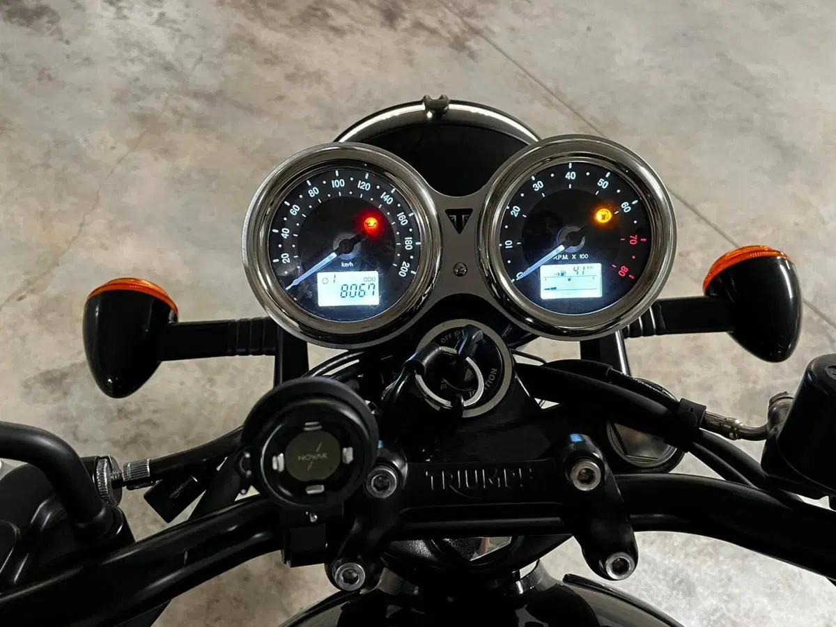 Triumph Bonneville T100 Black (2017 - 20) (7)