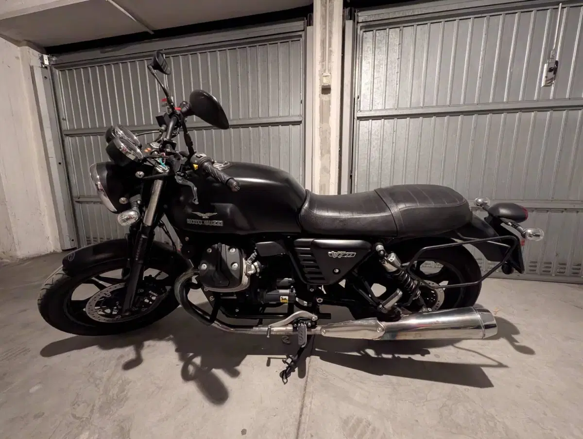 Moto Guzzi V7 II Stone (2015 - 17) (2)