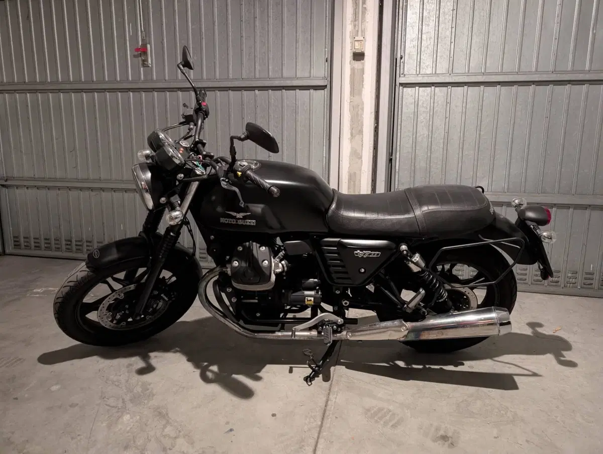 Moto Guzzi V7 II Stone (2015 - 17) (3)