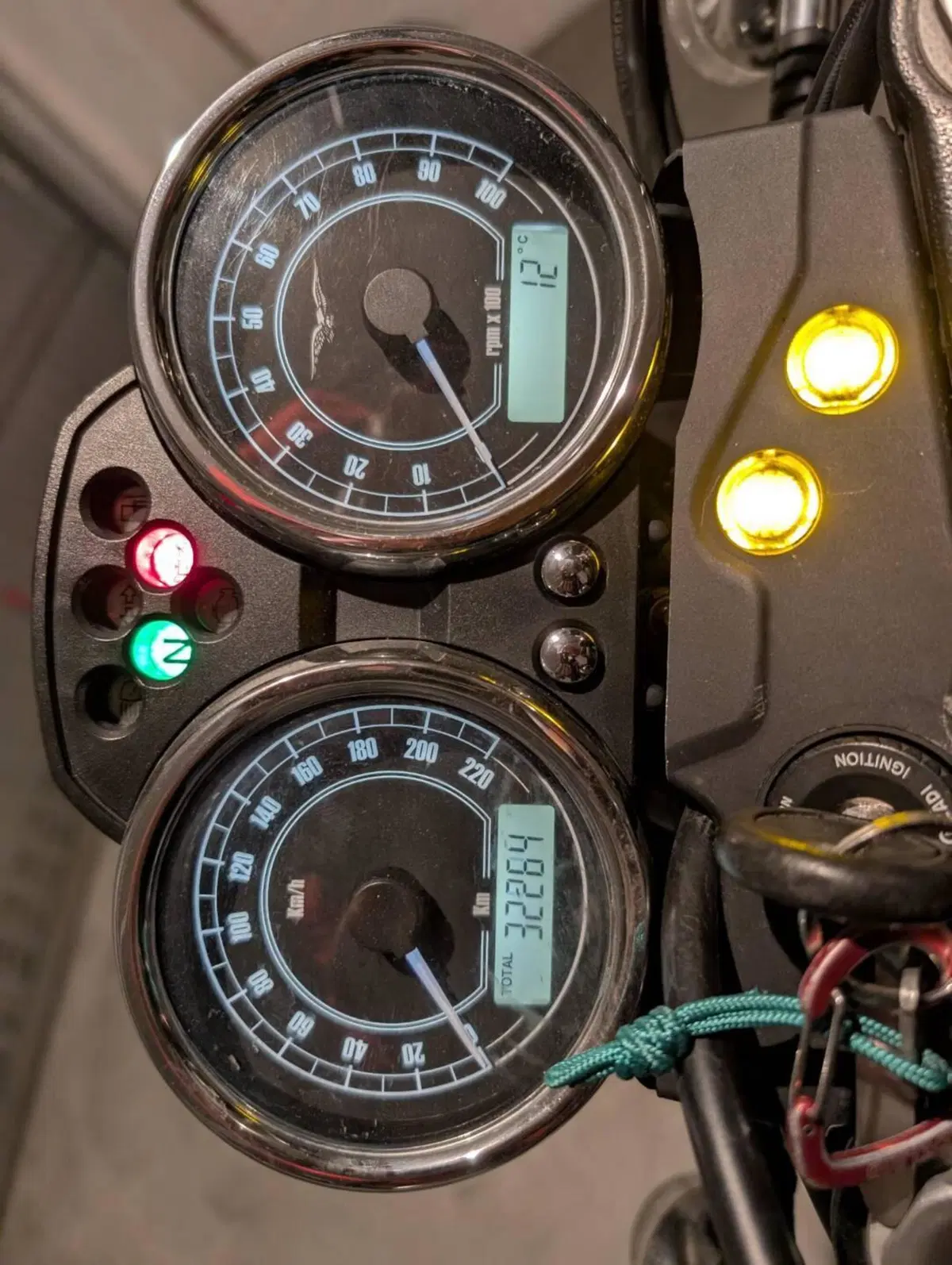 Moto Guzzi V7 II Stone (2015 - 17) (10)