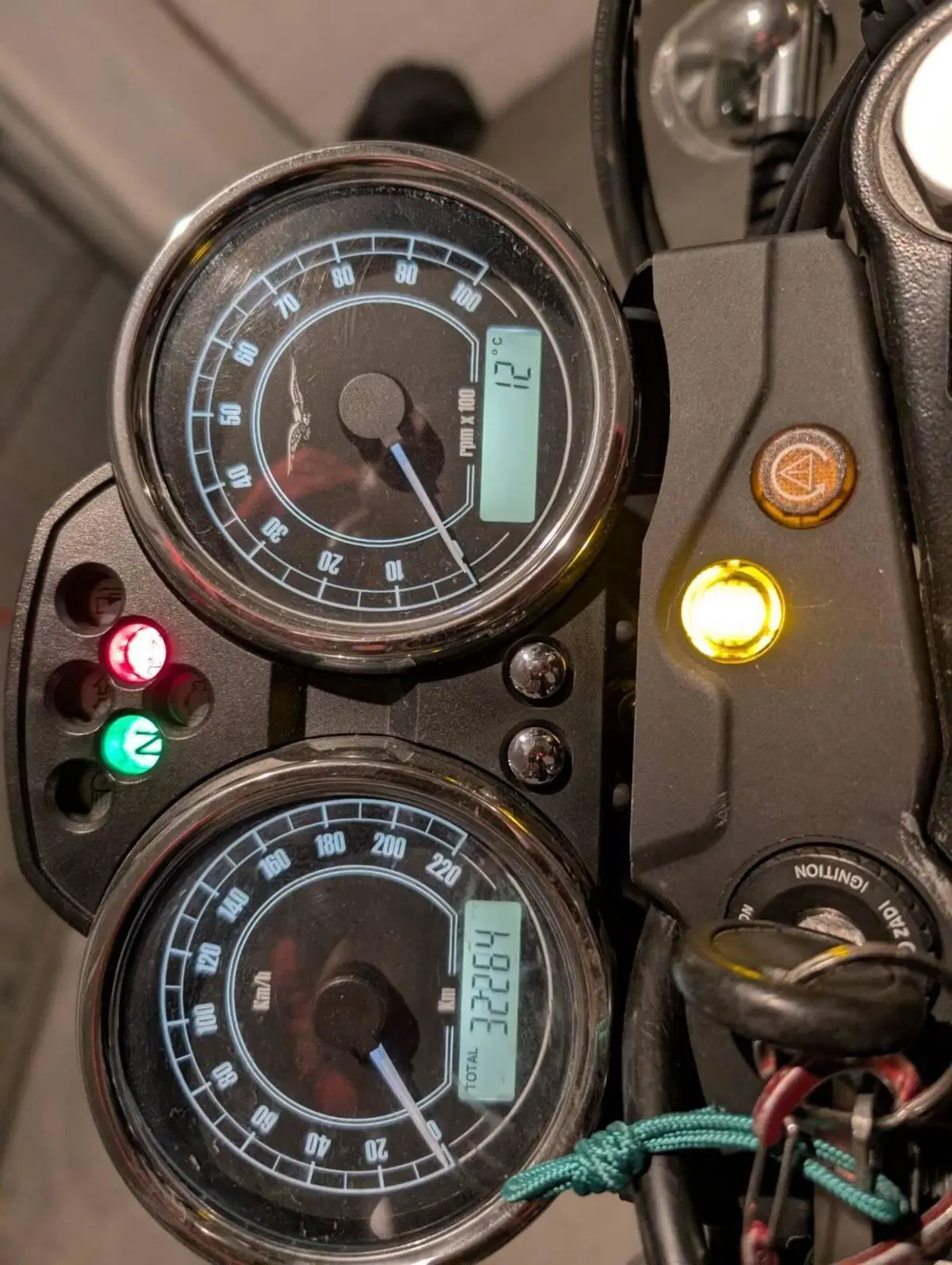 Moto Guzzi V7 II Stone (2015 - 17) (11)