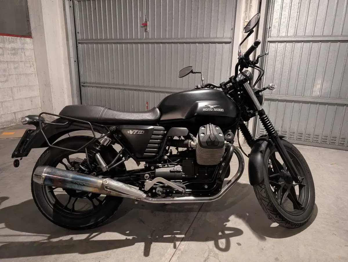 Moto Guzzi V7 II Stone (2015 - 17) (12)