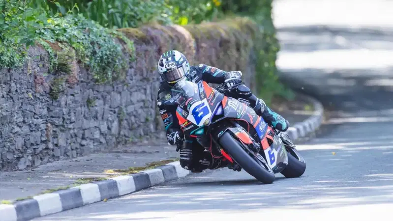 Tourist Trophy: Michael Dunlop domina la Supersport. 34 vittorie al TT!