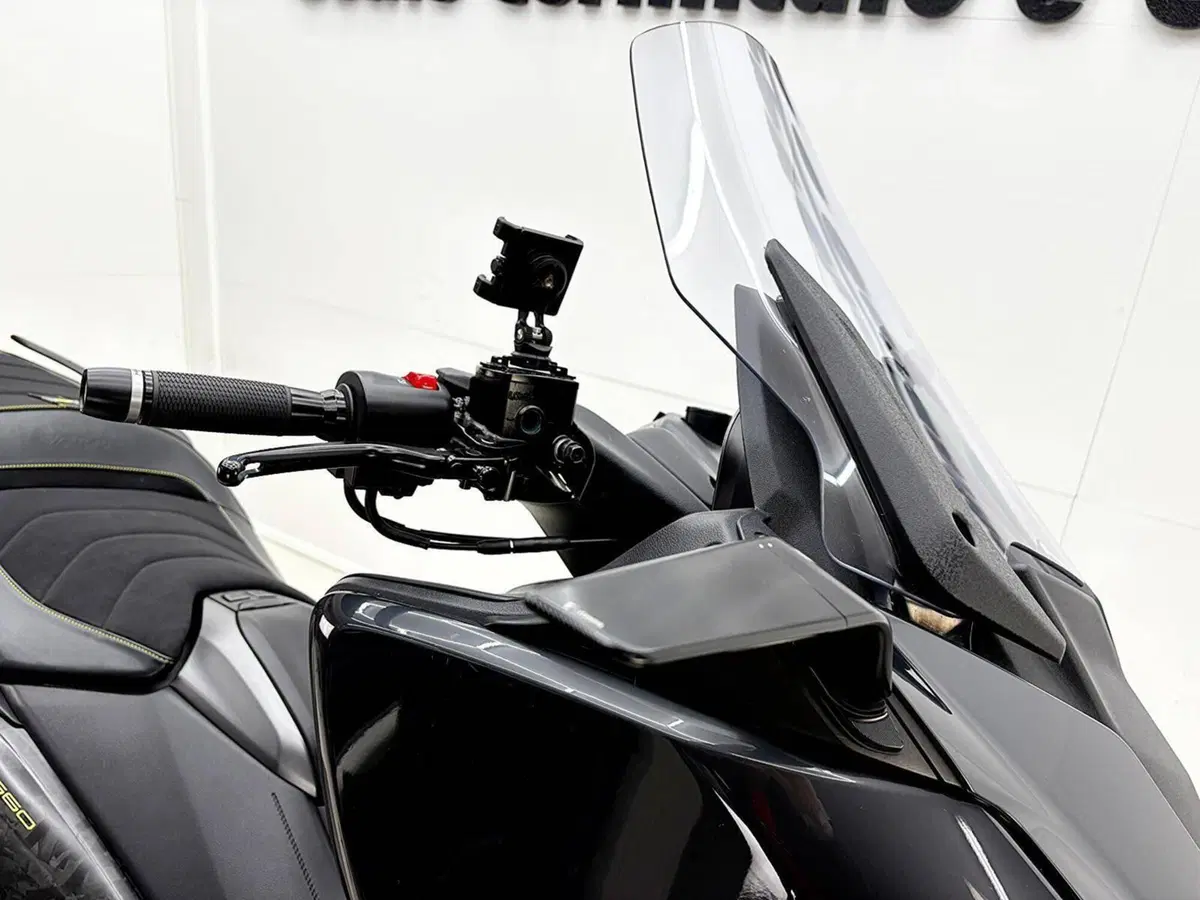 Yamaha T-Max 560 20° anniversario (2021) (11)