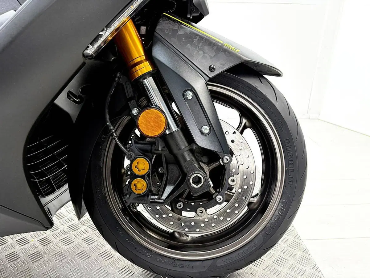 Yamaha T-Max 560 20° anniversario (2021) (12)